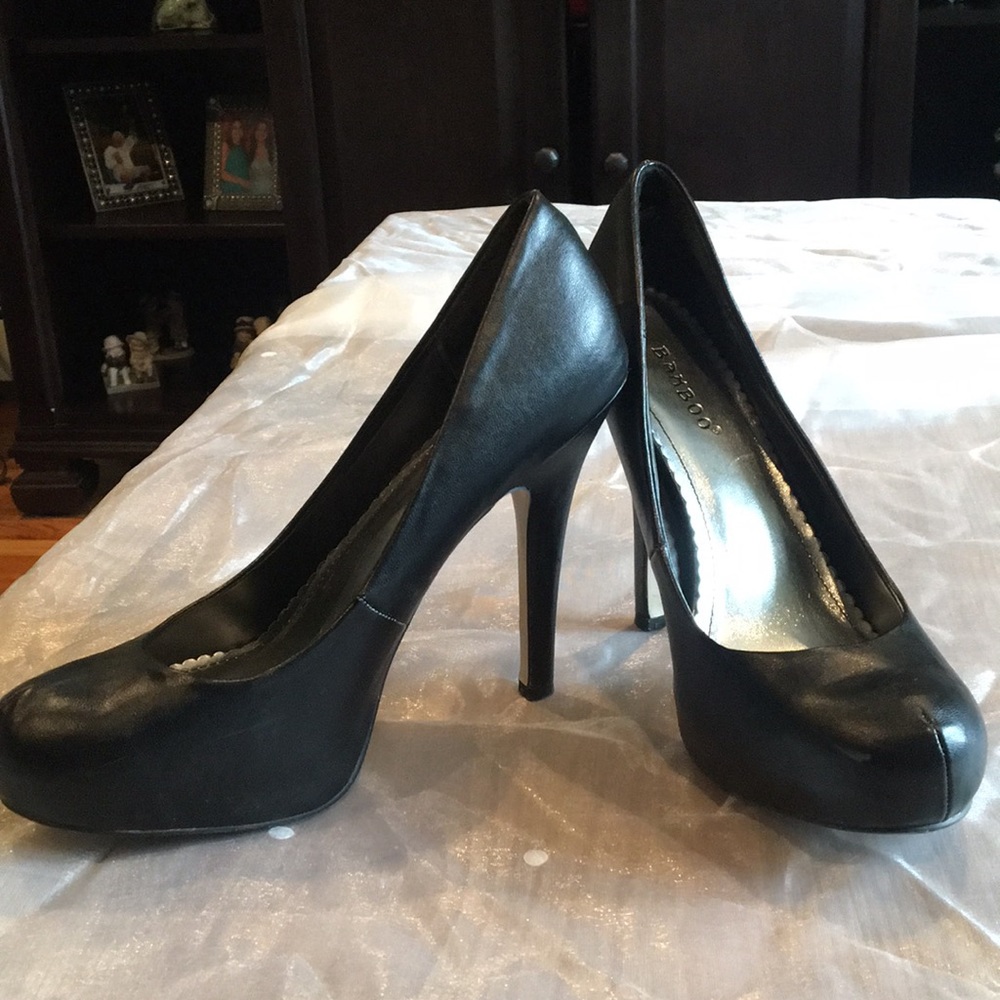 Bamboo black pumps